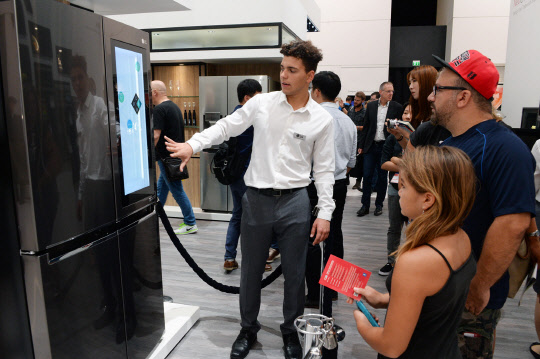 5일(현지시간) 독일 베를린에서 열리고 있는 유럽 최대 가전전시회 IFA 2016에서 관람객들이 LG전자 스마트 냉장고를 살펴보고 있다. LG전자는 역대 최대 규모인 5220㎡의 부스를 마련했다.<LG전자 제공>